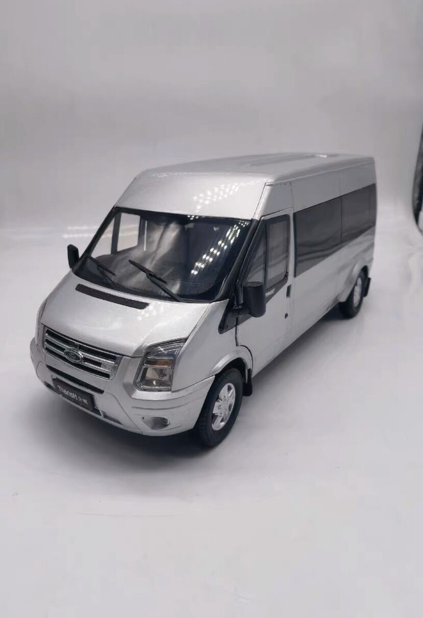 Mô hình xe Ford Transit chân thực đến 90 so với phiên bản thực