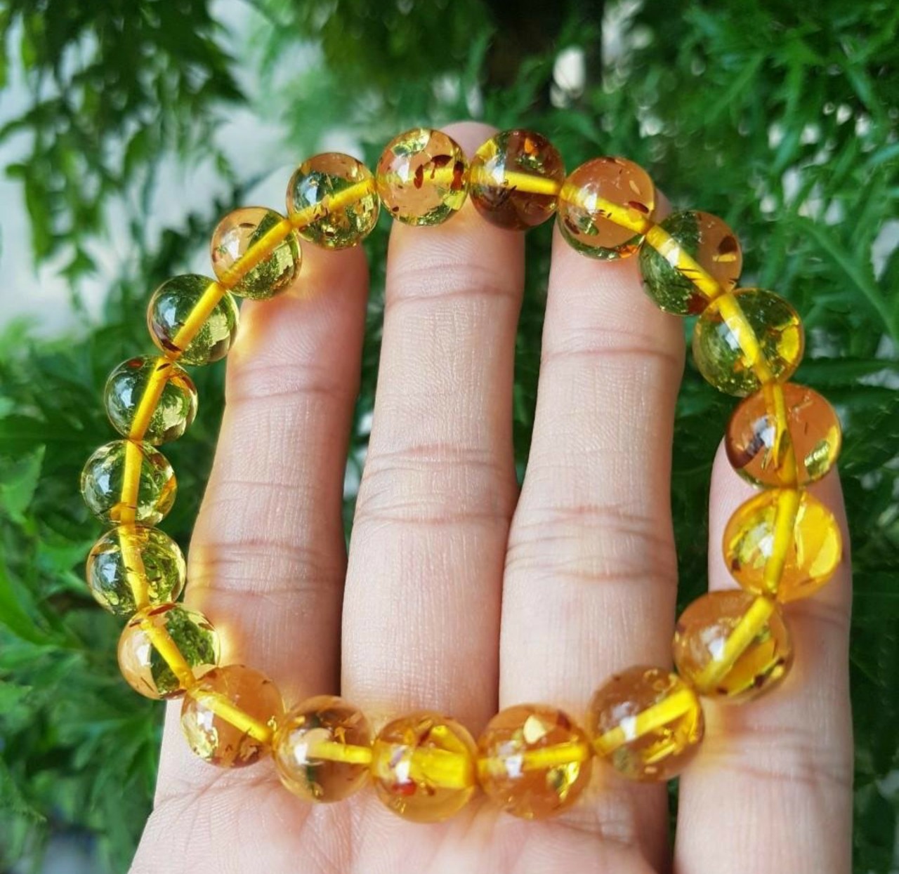 Vòng tay hổ phách thiên nhiên đã kiểm định ảnh thực tế - xưởng buôn đá phong thủy Huỳnh Đào