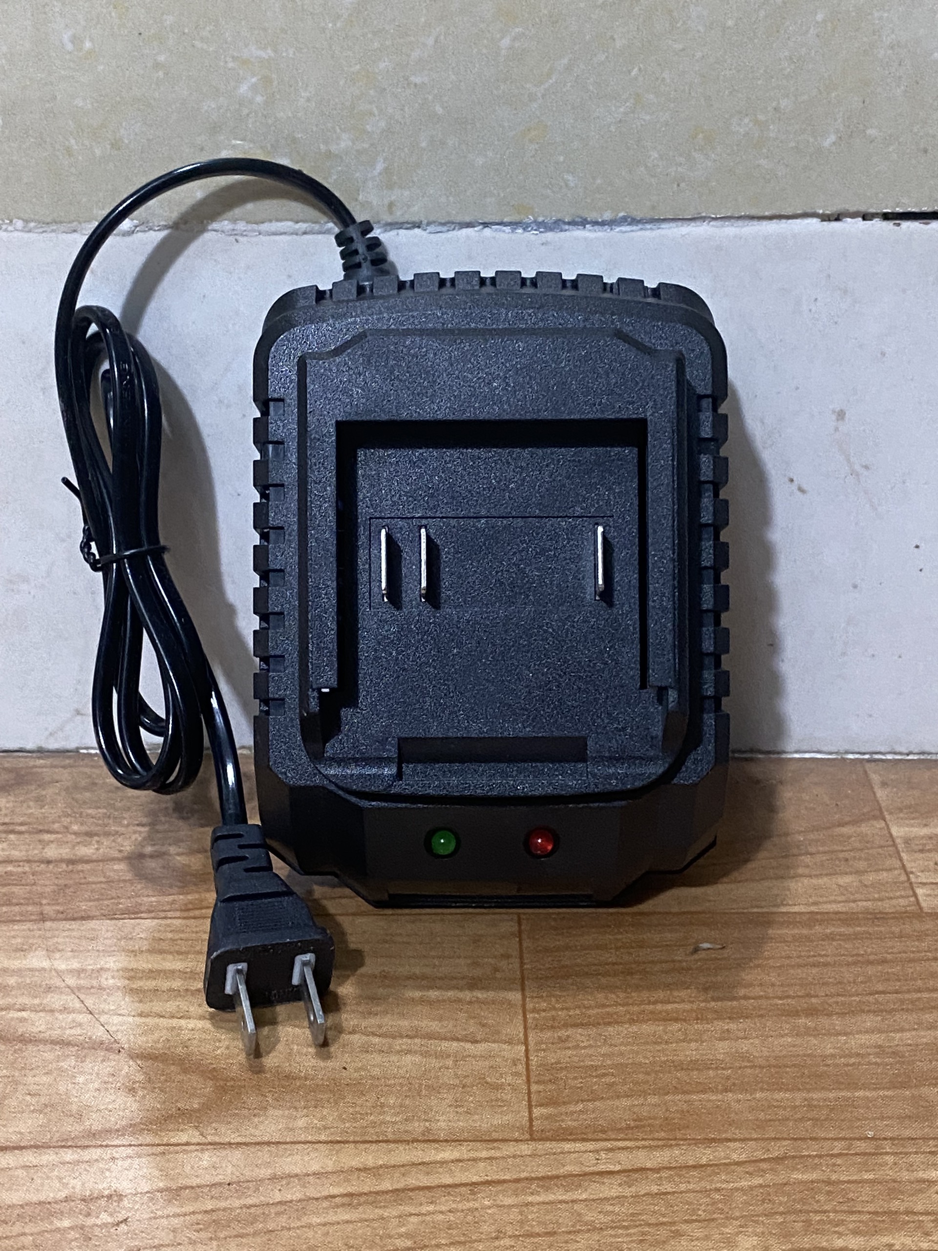 Sạc pin máy siết ốc hitachi 199v, 118v, 108v, 99v, 88v loại 1