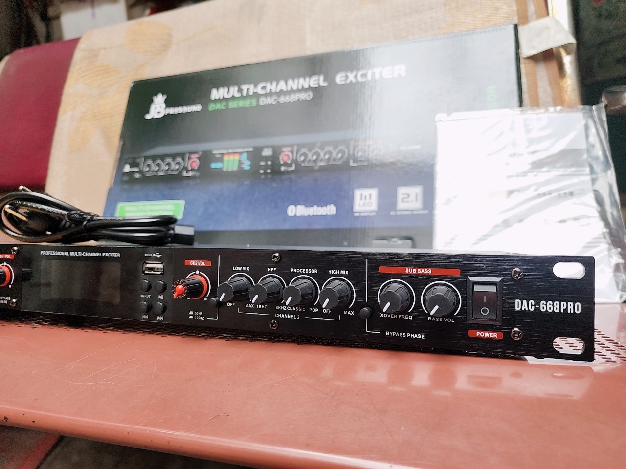 Thiết bị nâng tiếng hàng chính hãng JB -- DAC668Pro giúp dàn karaoke gia đình và dàn nghe nhạc của bạn cải thiện lớn về chất lượng âm thanh tặng 2 dây canon