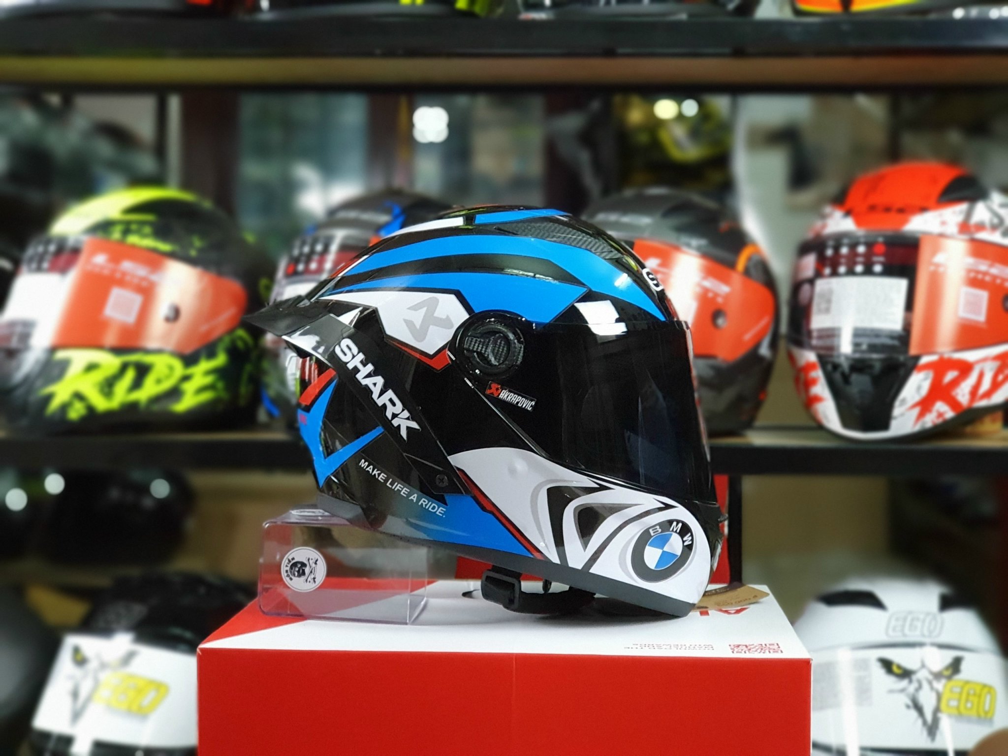 MŨ FULLFACE ĐEN BÓNG LÊN TEM SHARK BMW XANH, TẶNG ĐUÔI GIÓ PISTA