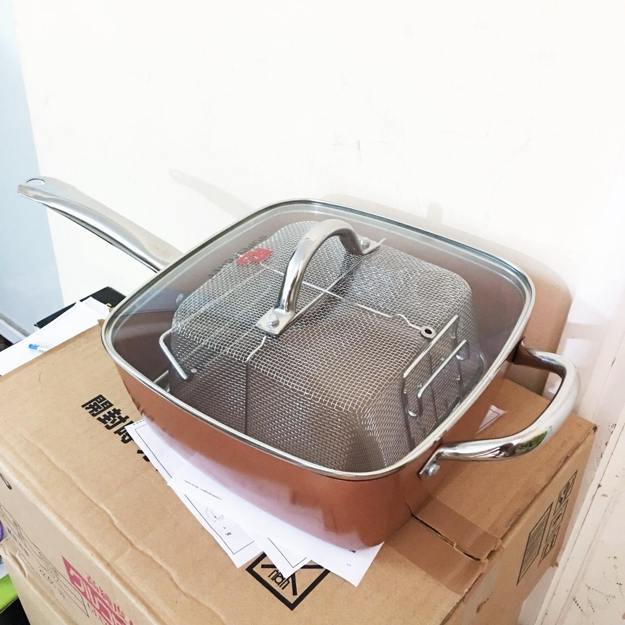 Bộ quánh vuông có nắp kính cường lực, kèm rổ inox cao cấp SUPER CHEF tây cầm chống nóng, Hợp kim tráng men đáy từ 24x24cm dùng cho mọi loại bếp SC_G2024S