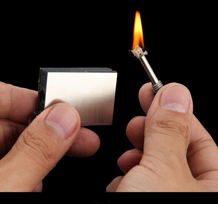 Bật lửa bằng diêm xăng, có móc khóa tiện lợi
