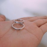 Nhẫn đôi bạc ta khắc tên nam nữ.