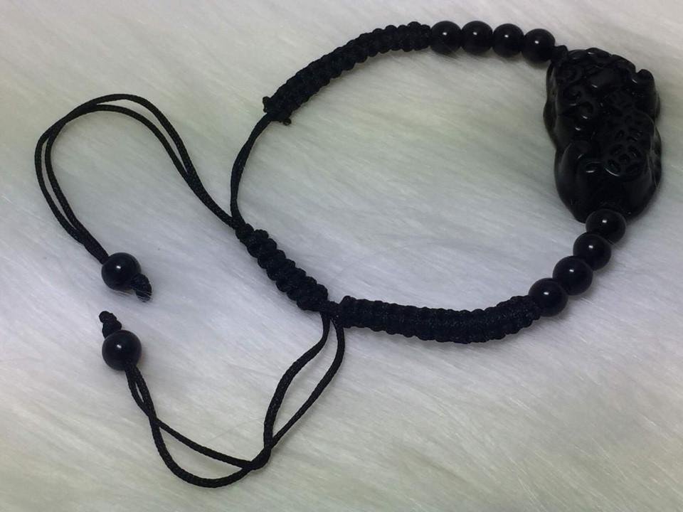 Vòng tay tỳ hưu đen may mắn hand made đan dây