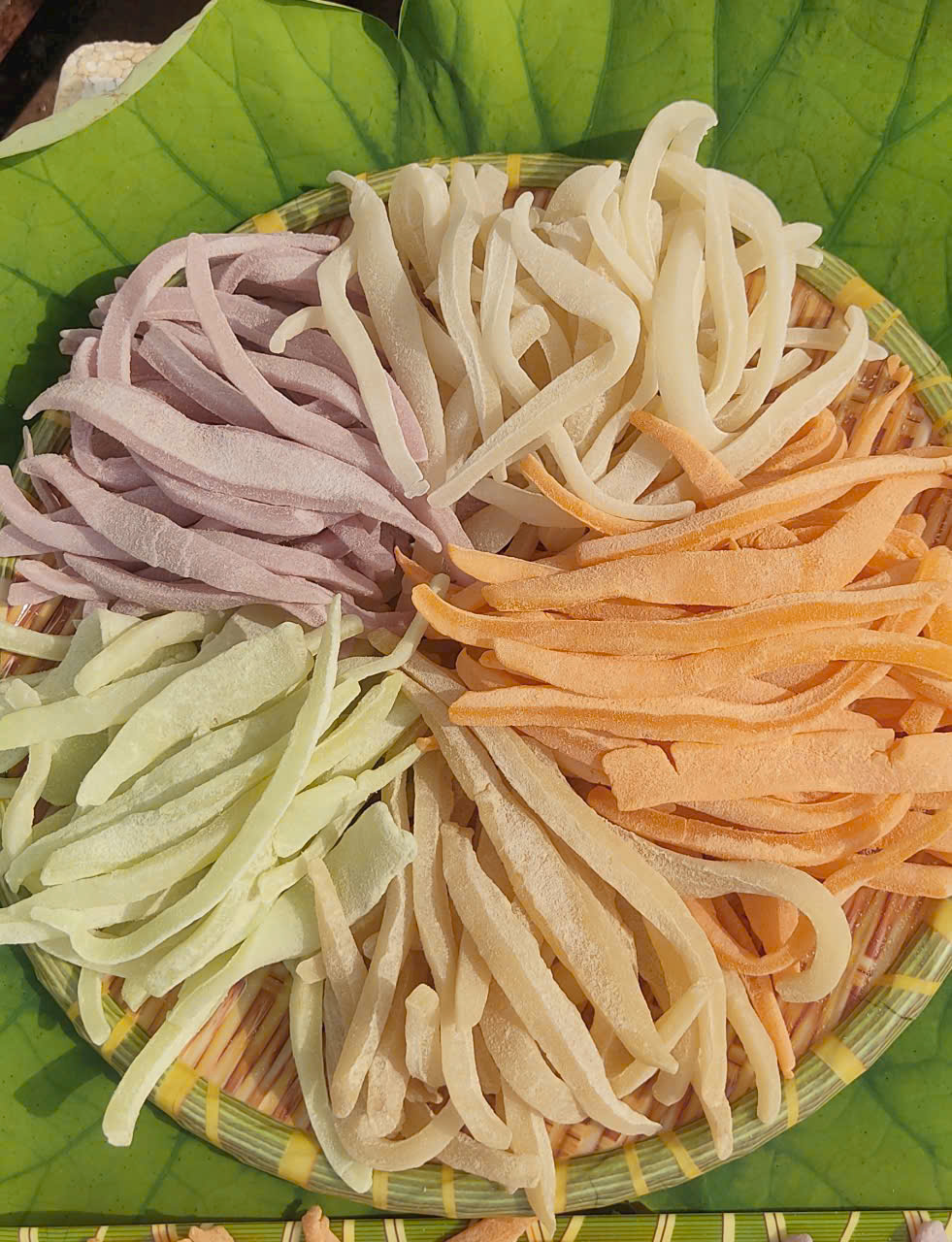 MỨT DỪA NON NGŨ SẮC ít ngọt - KHAY 500GR