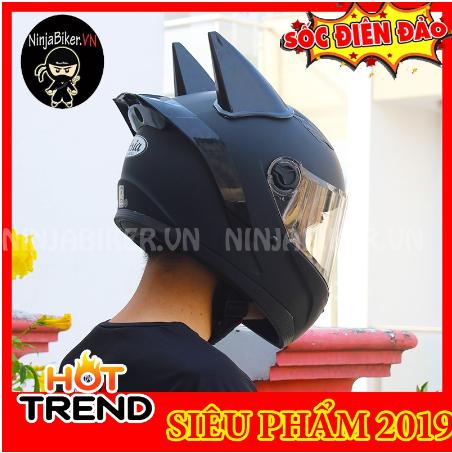 Nón fullface ASIA tem đen trơn gắn sừng batman đen và đuôi gió đen