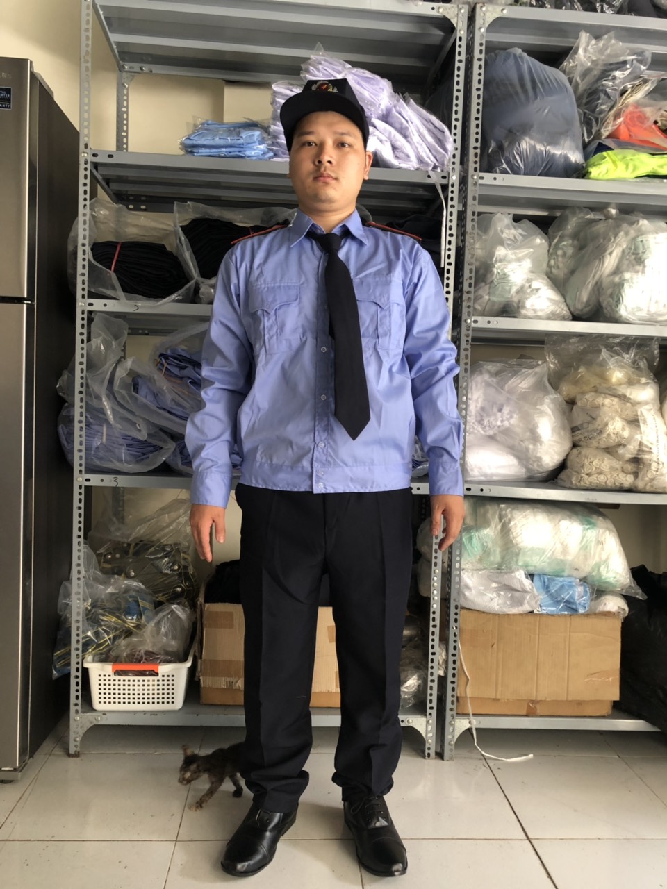 Quần bảo vệ, quần an ninh, quần áo bảo vệ.