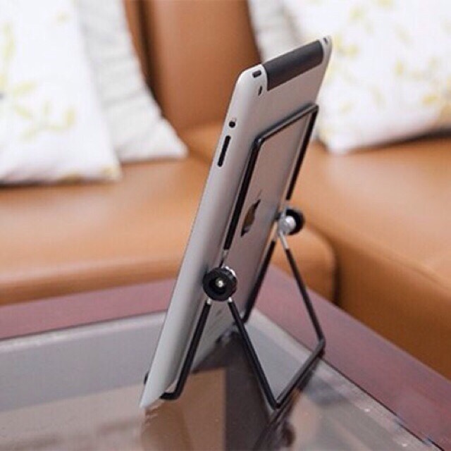 Giá đỡ ipad khung sắt chắc chắn, thiết kế xoay 360 xếp gọn dễ dàng,tăng giảm độ nghiêng. th100
