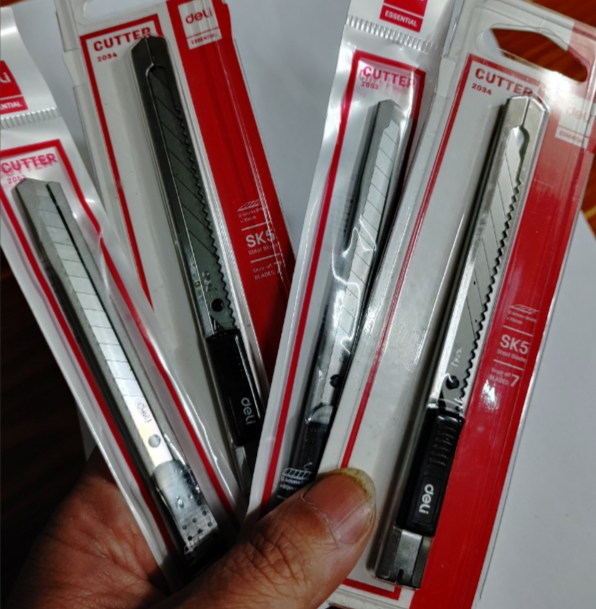 Dao rọc giấy inox DELI SK5 E2034 (lưỡi nhọn 30 độ) - Deli E2053 (lưỡi 60 độ)