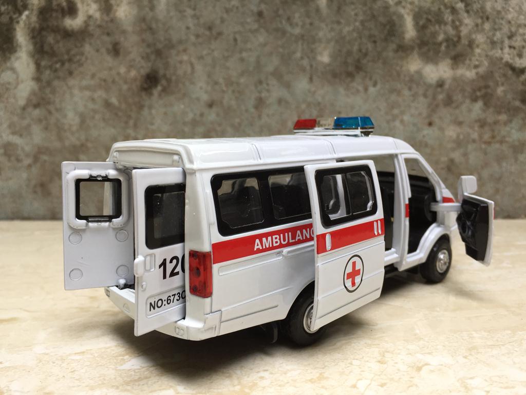 Mô hình xe Cứu thương AMBULANCE 1:32