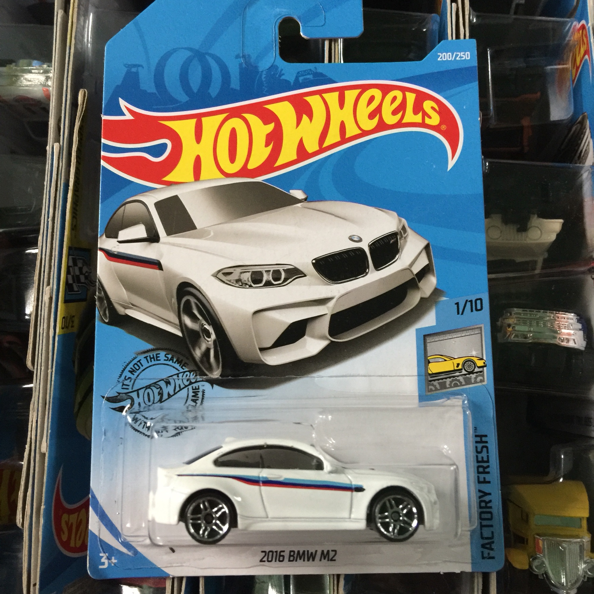 Xe mô hình hot wheels tỉ lệ 1:64 "2016 bmw m2"