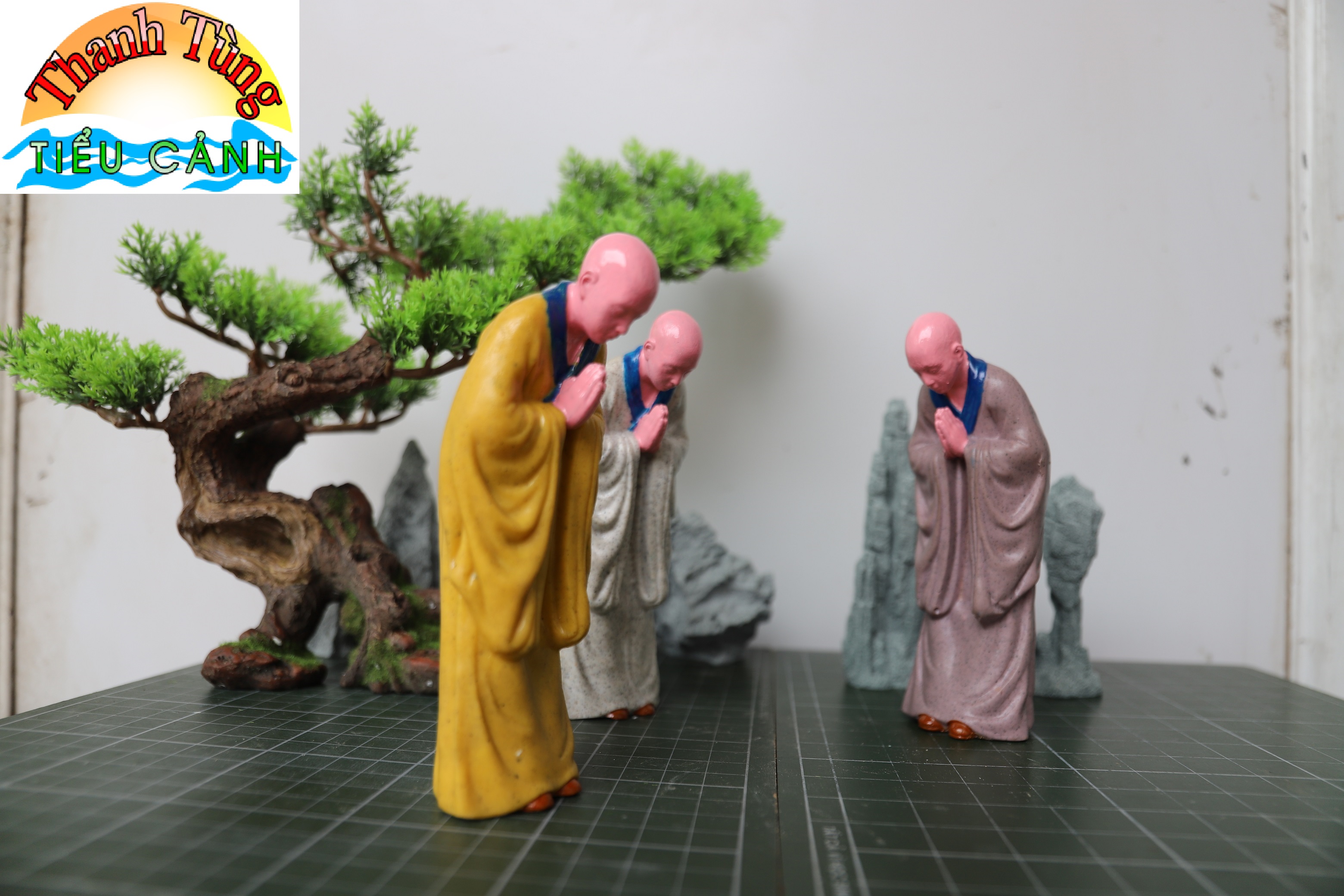 Nhà sư bái phật. nhà sư lạy phật Tăng nhân bái phật. tượng cúi, trang trí bàn trà, tiểu cảnh, non bộ bể cá, bon sai, ghép lũa..