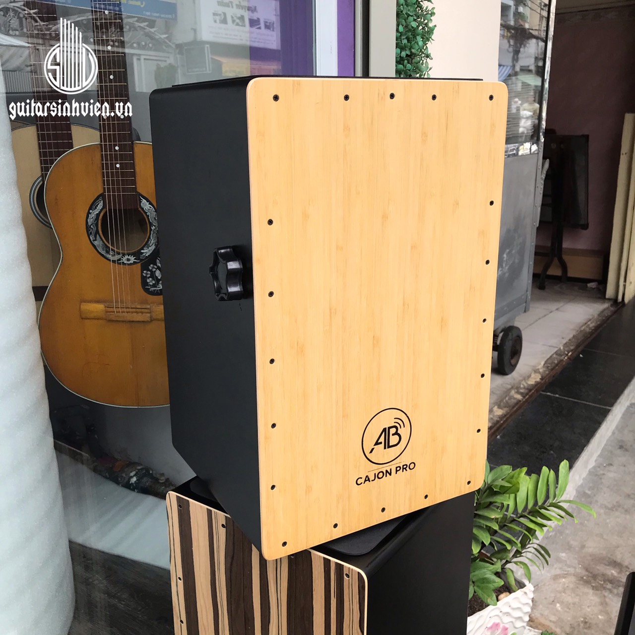 Trống cajon AB trắng gỗ - Có tay chỉnh snare - Tặng miếng lót chống ê mông - Có kèm bao dù chống nước - Bảo hành 1 năm trống chính hãng