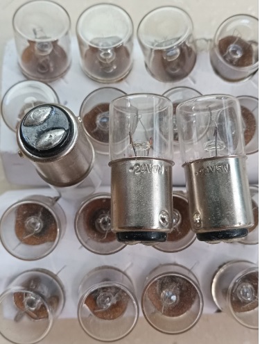 Bóng Đèn Sợi Đốt Đầu Phẳng 24V 5W Đuôi Gài 15mm TIẾP XÚC ĐÔI BA15D