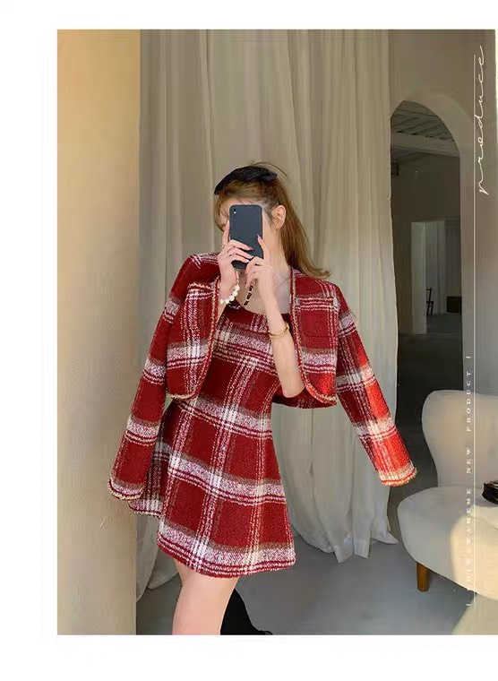 Bộ đồ 2 mảnh tiểu thư gồm váy 2 dây và áo khoác dài tay dáng ngắn