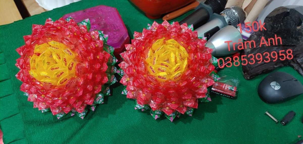 5 Trái Thơm và Bông Sen làm từ kẹo Oishi trưng bàn thờ ngày tết .