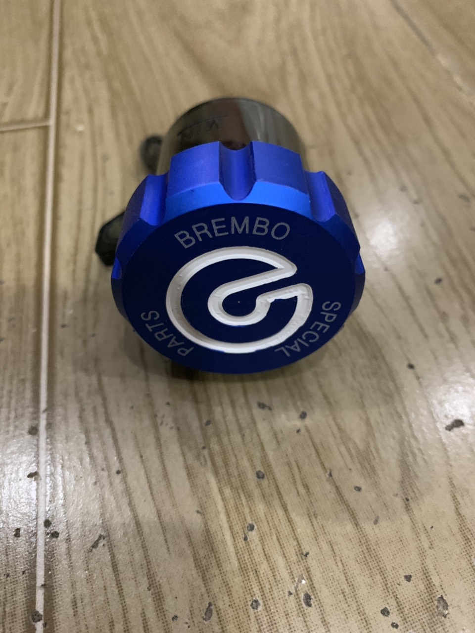 Bình dầu brembo màu xanh