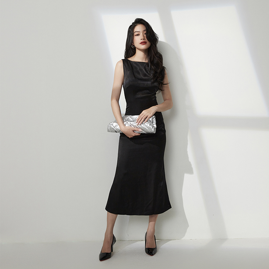 369,000₫｜-30%｜Sale 15-21.08｜Đầm MABI midi ôm lụa cổ thuyền