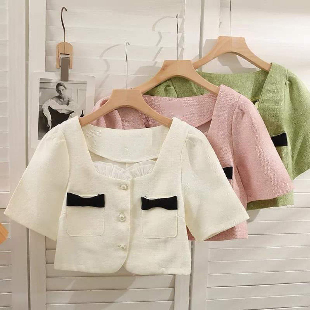 B990- Áo sơ mi croptop kiểu túi phối nơ
