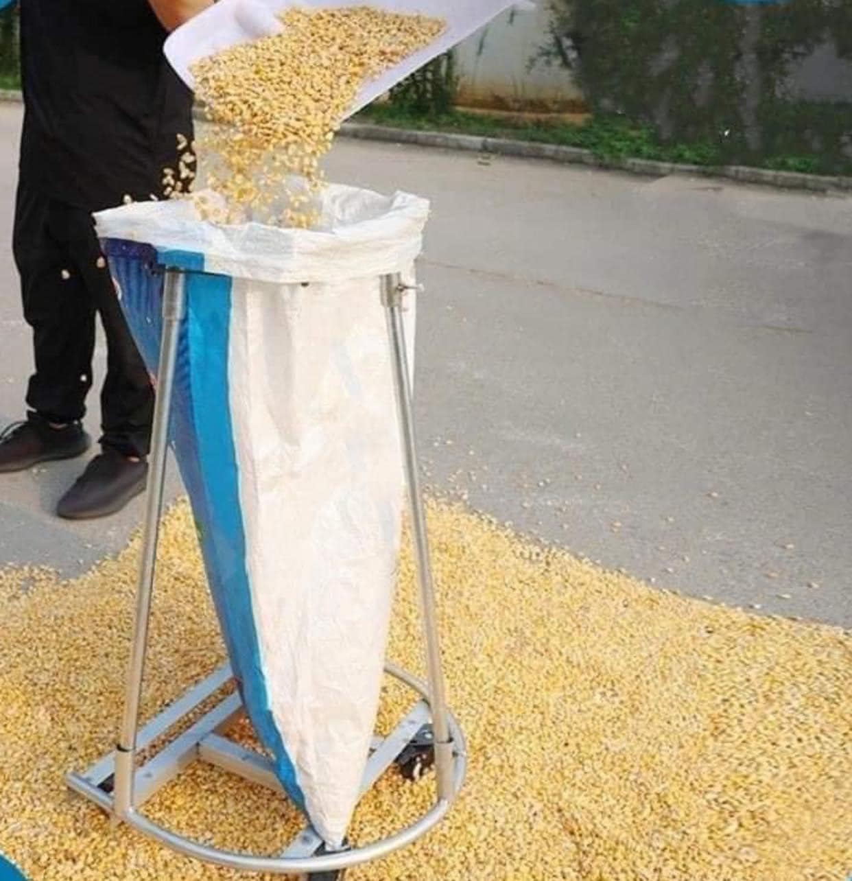 Xe đẩy thóc, xe đẩy ngô dụng cụ nông nghiệp thiết kế chắc chắn tiện lợi cho bà con nông dân