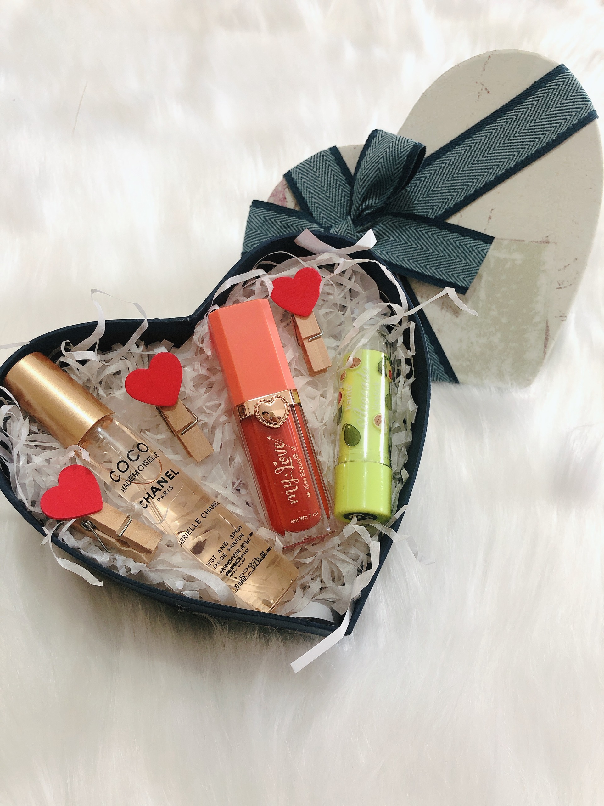 SET BỘ QUÀ TẶNG ĐẶC BIỆT DÀNH CHO BẠN NỮ COM BO GỒM 1 CHAI NƯỚC HOA, 1 CÂY SON SỮA, 1 CÂY SON DƯỠNG MÔI, HỘP QUÀ VÀ PHỤ KIỆN TRANG TRÍ XINH XẮN