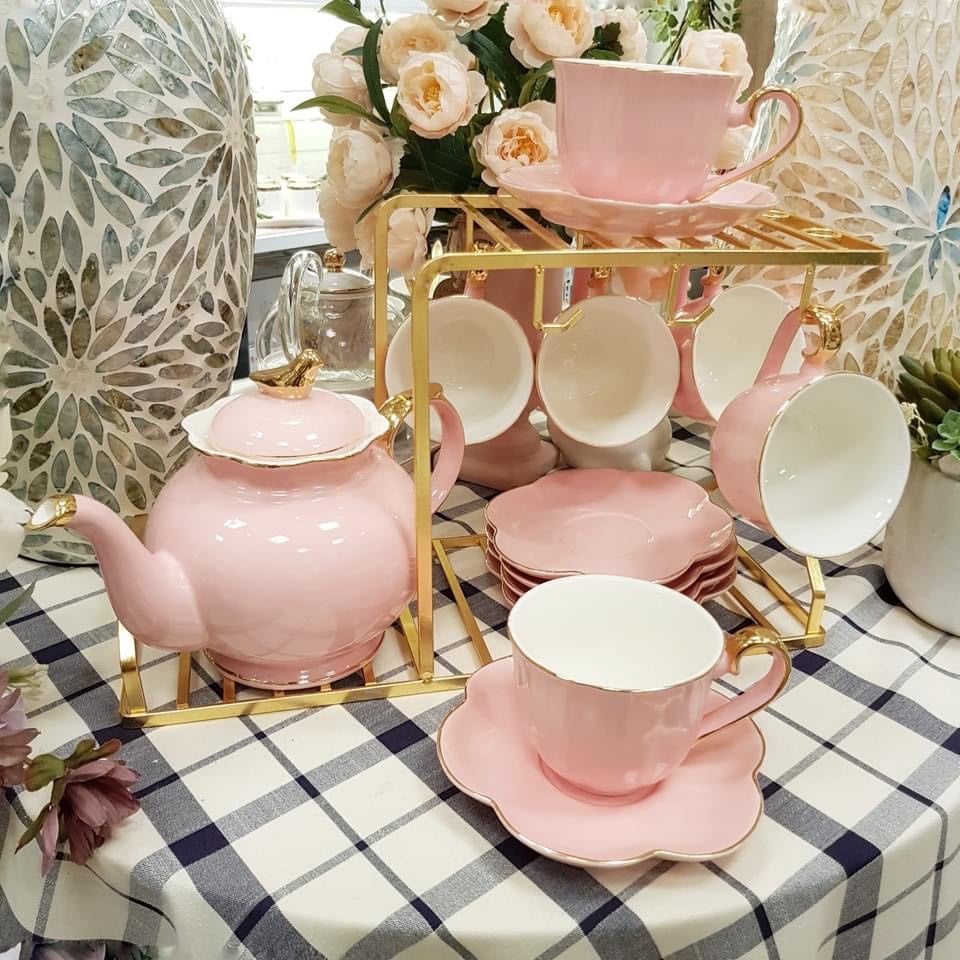 BỘ ẤM CHÉN PHA TRÀ CÀ PHÊ SỨ XƯƠNG CAO CẤP KÈM GIÁ TREO CỐC MÀU HỒNG