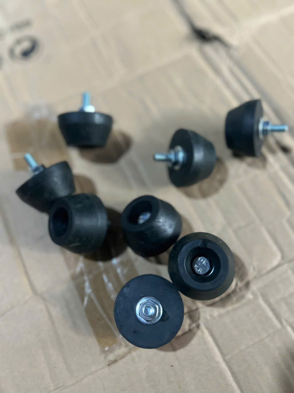 Cao Su Thành Xe Tải, Cao Su Giảm Chấn Cửa Thùng Xe Tải KIA, Hyundai, Isuzu,...Loại Côn Chân Ốc 8mm,10mm, có sỉ và lẻ...giá bán 2 cái.