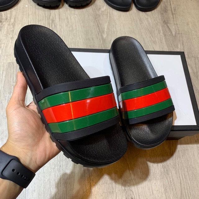 Dép quai ngang đế cao, Lê Bảo Bình và Quang Hải đã đi