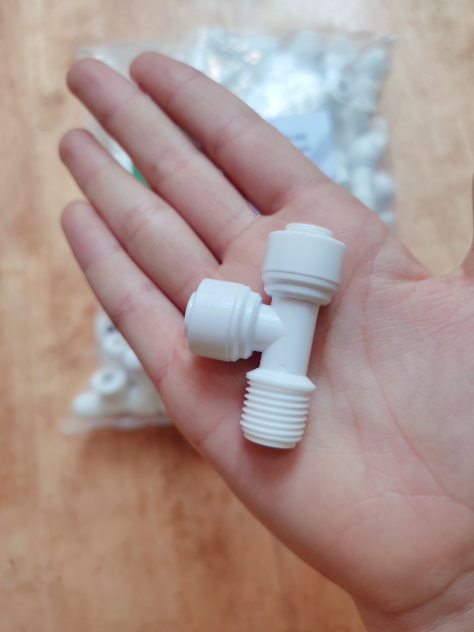 Cút t ren lệch nối nhanh dây 6 dùng cho máy lọc nước ro