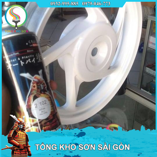 Bình sơn xịt Samurai màu Trắng White 102 Dung tích chai xịt 400 ml dùng cho xe máy
