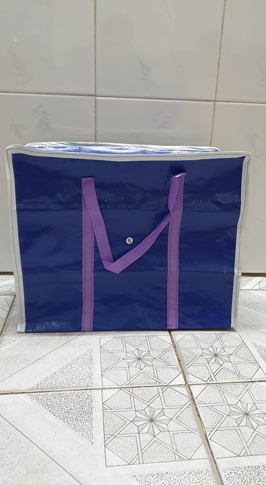 Túi bạt xanh dương đựng hàng hóa, quần áo và đồ chơi có nhiều kích thước lựa chọn.