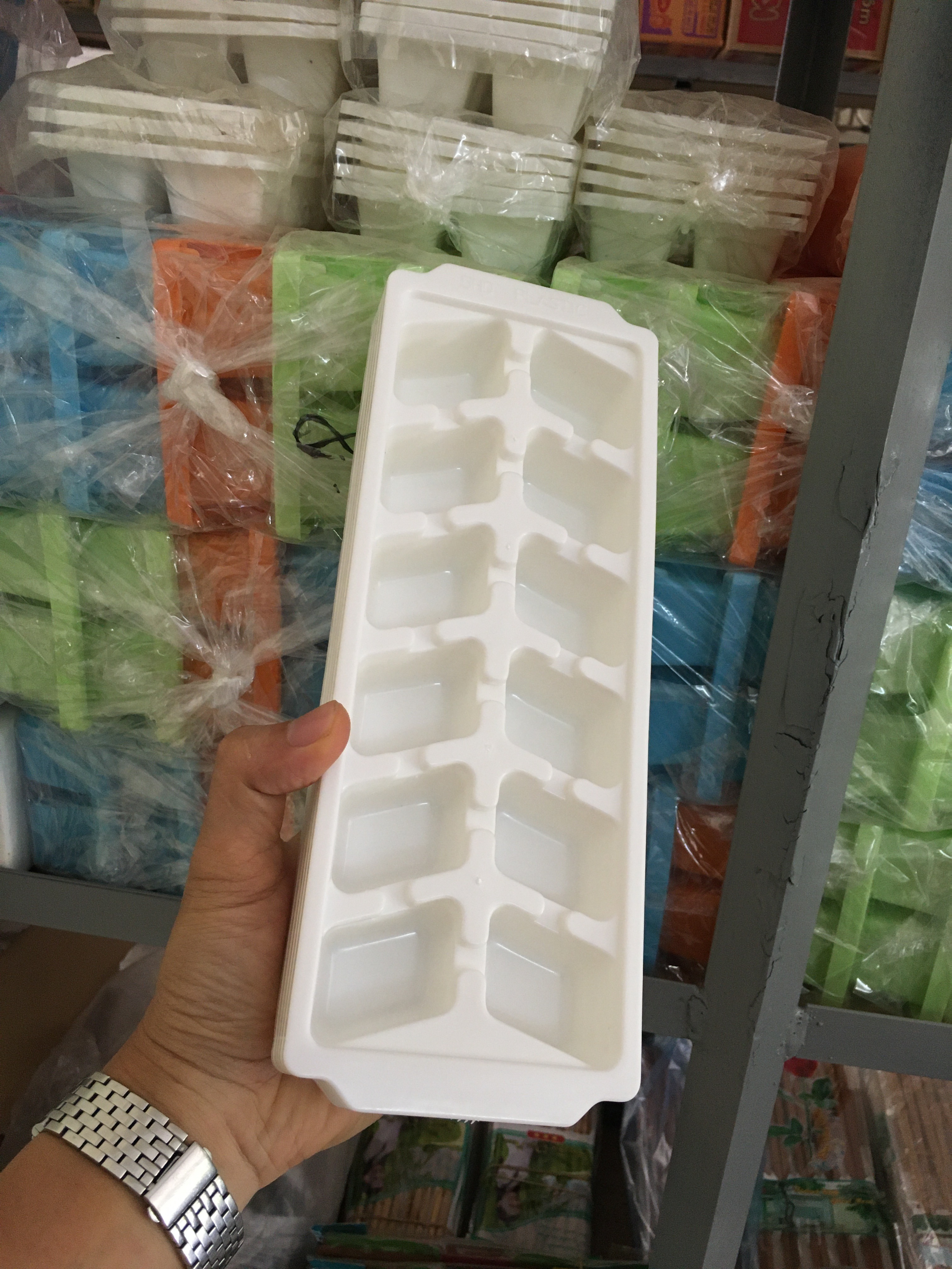 Khay làm đá bằng nhựa 12 viên