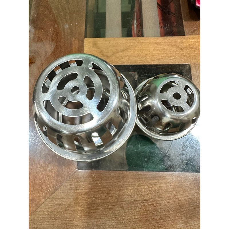 Cầu chắn rác ban công inox Phi 60/ phi 90 được làm bằng inox dày dặn, chắc chắn không hoen gỉ