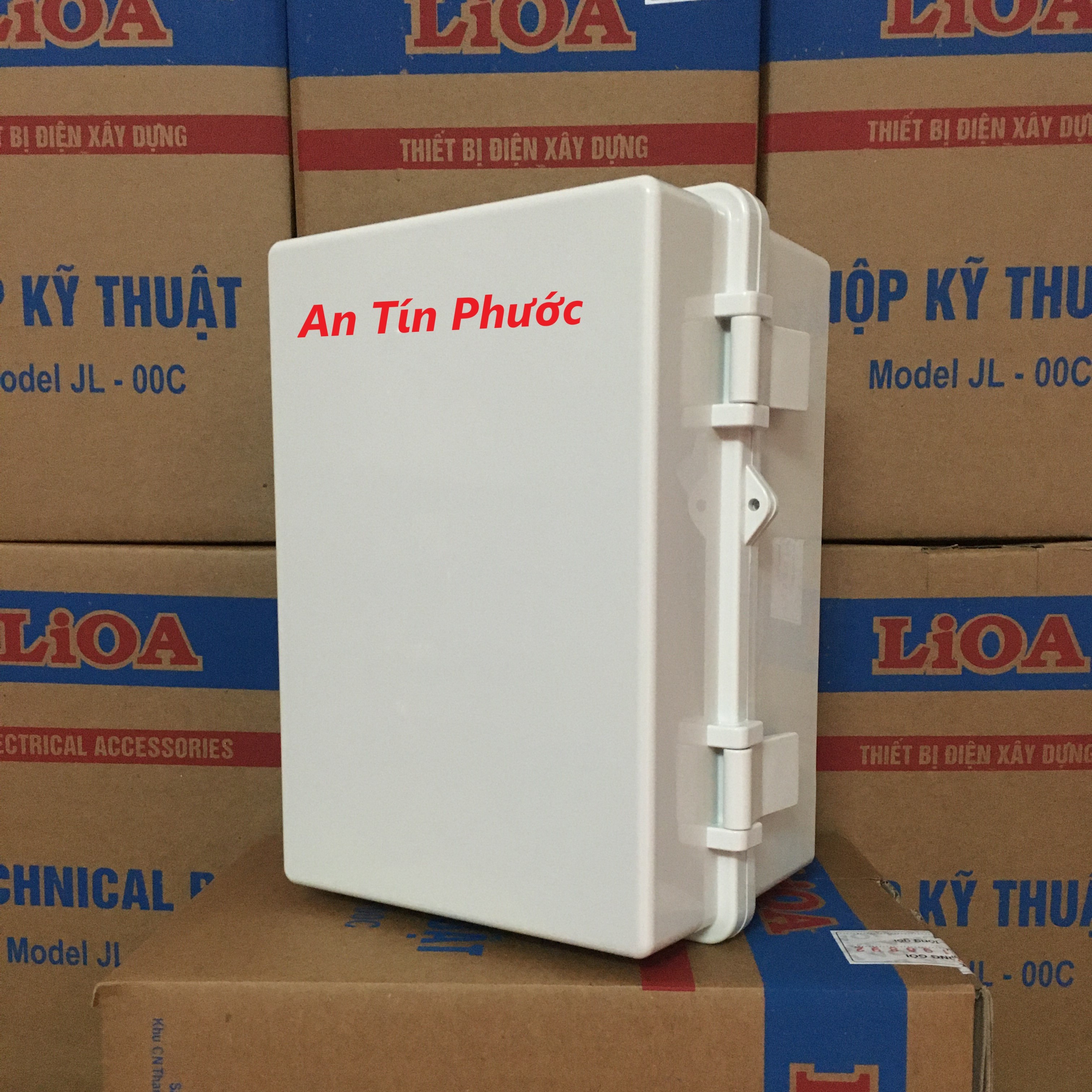 Tủ điện trong nhà và ngoài trời Lioa JL 00C Làm bằng nhựa, không lo bị rò điện hay chạm mass ra vỏ
