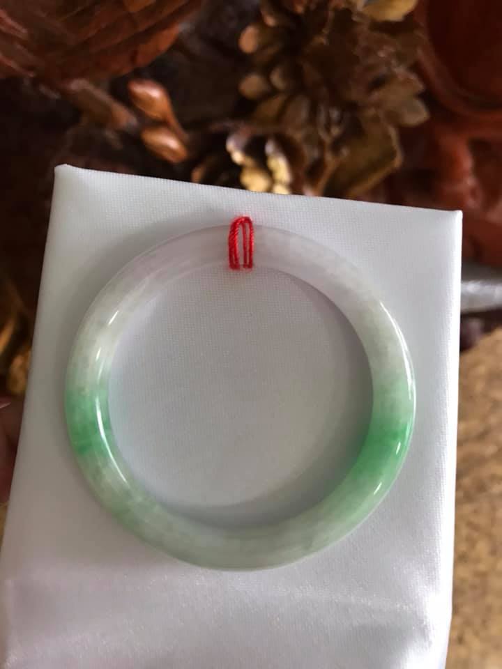 ❇️ Vòng cẩm thạch LÝ ĐẸP 47MM TRẮNG TÍM NHẸ 2 BÊN VÂN XANH LÁ ĐẬM ĐẸP SÁNG TAY NỮ MỆNH THUỶ MỘC MỆNH HỎA TỪ 40kg TỚI 50kg ĐEO CÓ 500K