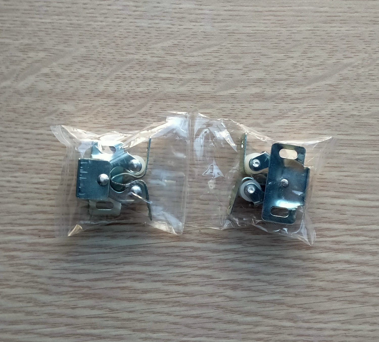 Chốt Kẹp Nút Chặn Cửa Tủ Đệm Giảm Chấn Chốt Cửa Tủ Áo Kẹp Cửa Tủ