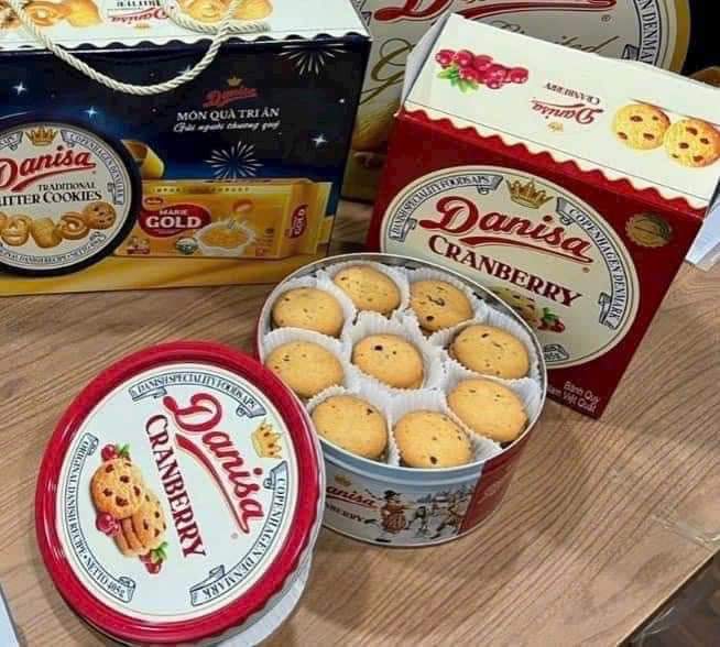 (Hộp lớn 405G) Bánh hộp thiếc Cookies bơ Danisa nhân Nam Việt Quất kèm túi xách, hộp giấy- Date 5/20