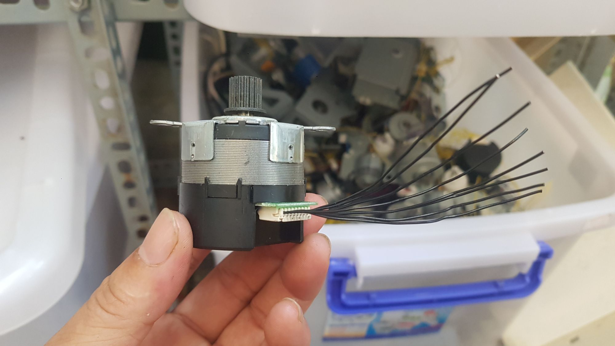 Động cơ không chổi than 12-24v 10w chế quạt cánh 25-30cm.
