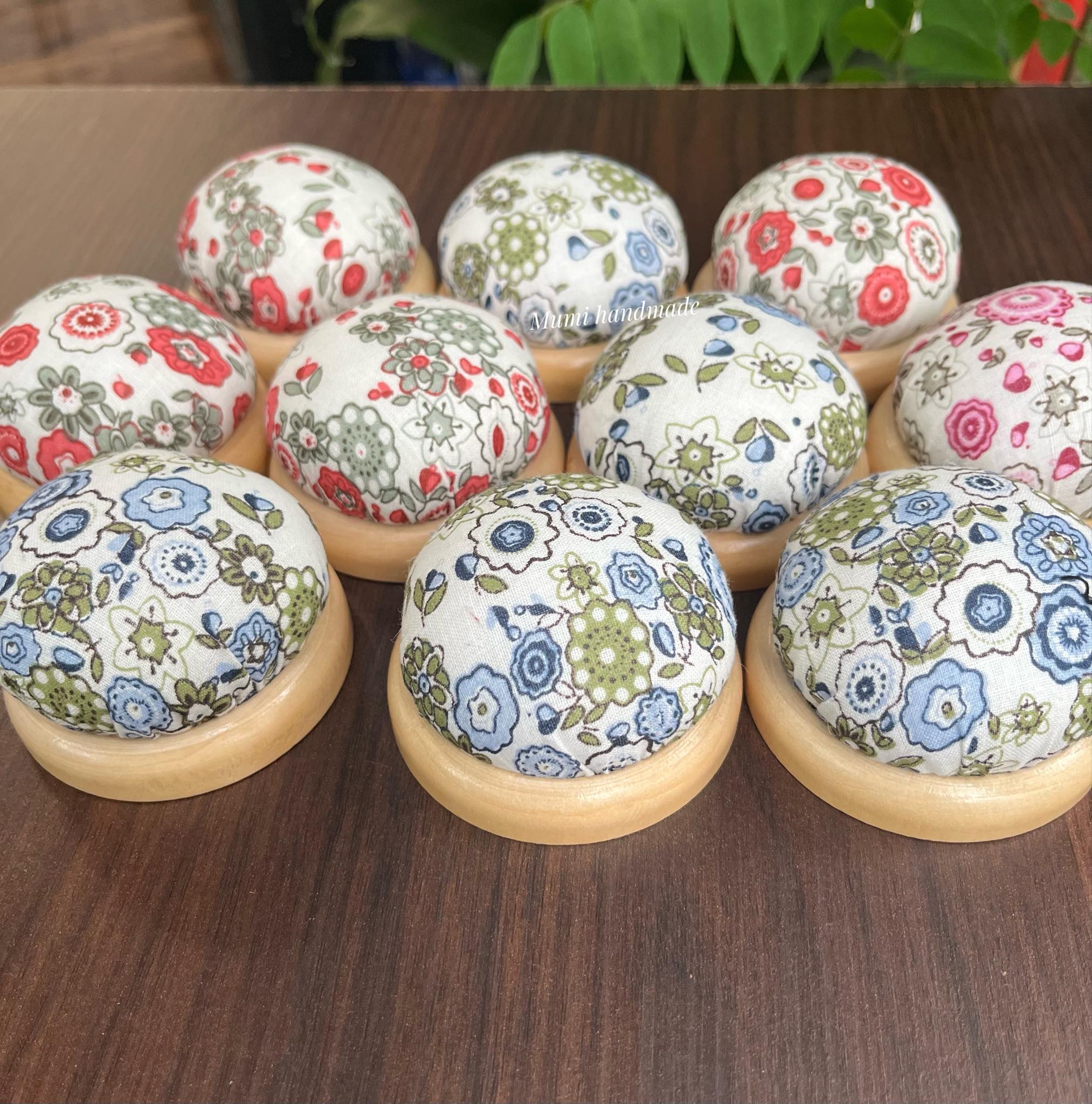 Gối cắm kim để bàn có đế gỗ họa tiết xinh xắn
