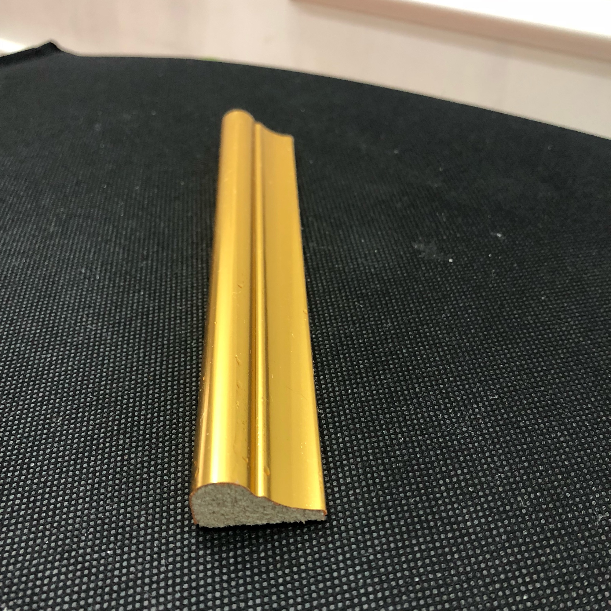 Phào chỉ nhựa màu vàng ánh kim hoàn thiện bản 2.5cm