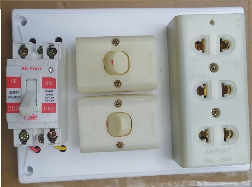 Bảng điện, Táp lô (Giả Âm) 2200W CAO CẤP, BH 1 năm, 2-3 Công tắc, 3 Ổ cắm nhíp chống giãn , 1 CB cóc 20A chống quá tải, 1 Đèn LED báo, Đi dây TO sẵn sàng đầy đủ, Bộ ốc vít lắp đặt HÀNG LOẠI 1 cao cấp (bộ 01 sản phẩm)