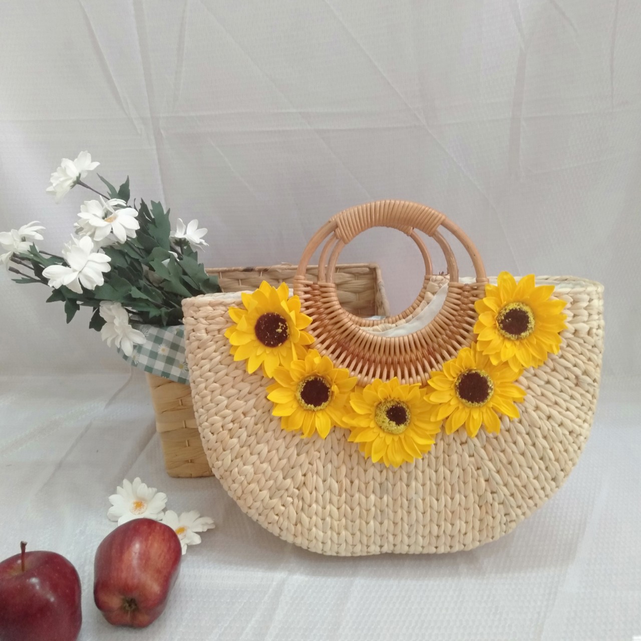 Túi cói bán nguyệt quai mây trang trí hoa hướng dương, chất liệu lục bình, bên trong lót vải, có khóa kéo, thiết kế sang chảnh, điệu đà