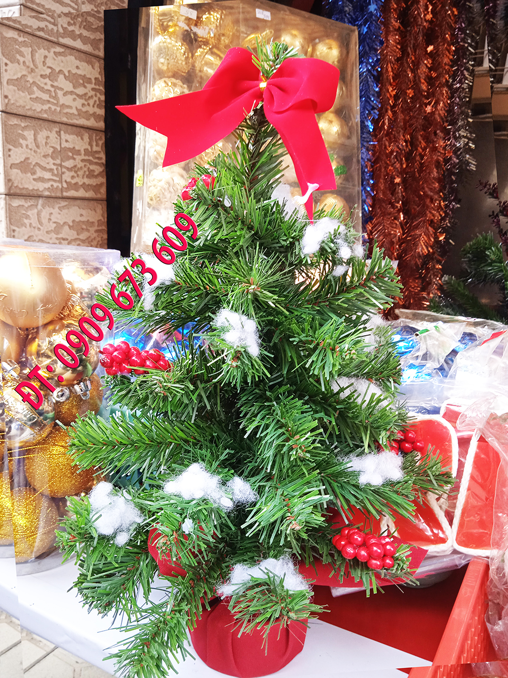 Cây thông Noel để bàn, thông trái đỏ bông tuyết