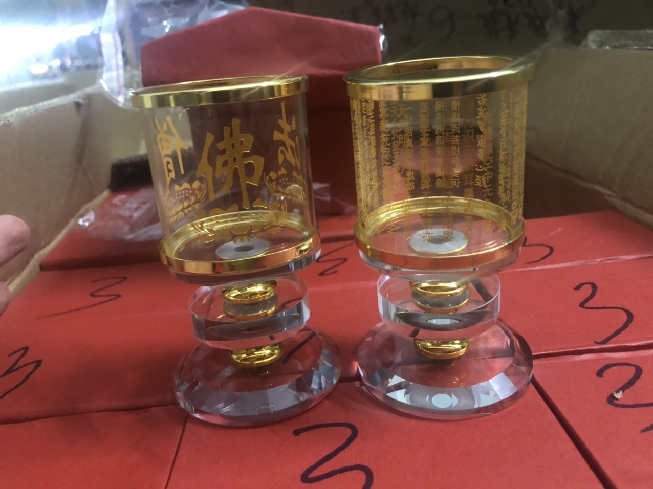 Chân nến hoa sen pha lê - đồ để nến khắc chú