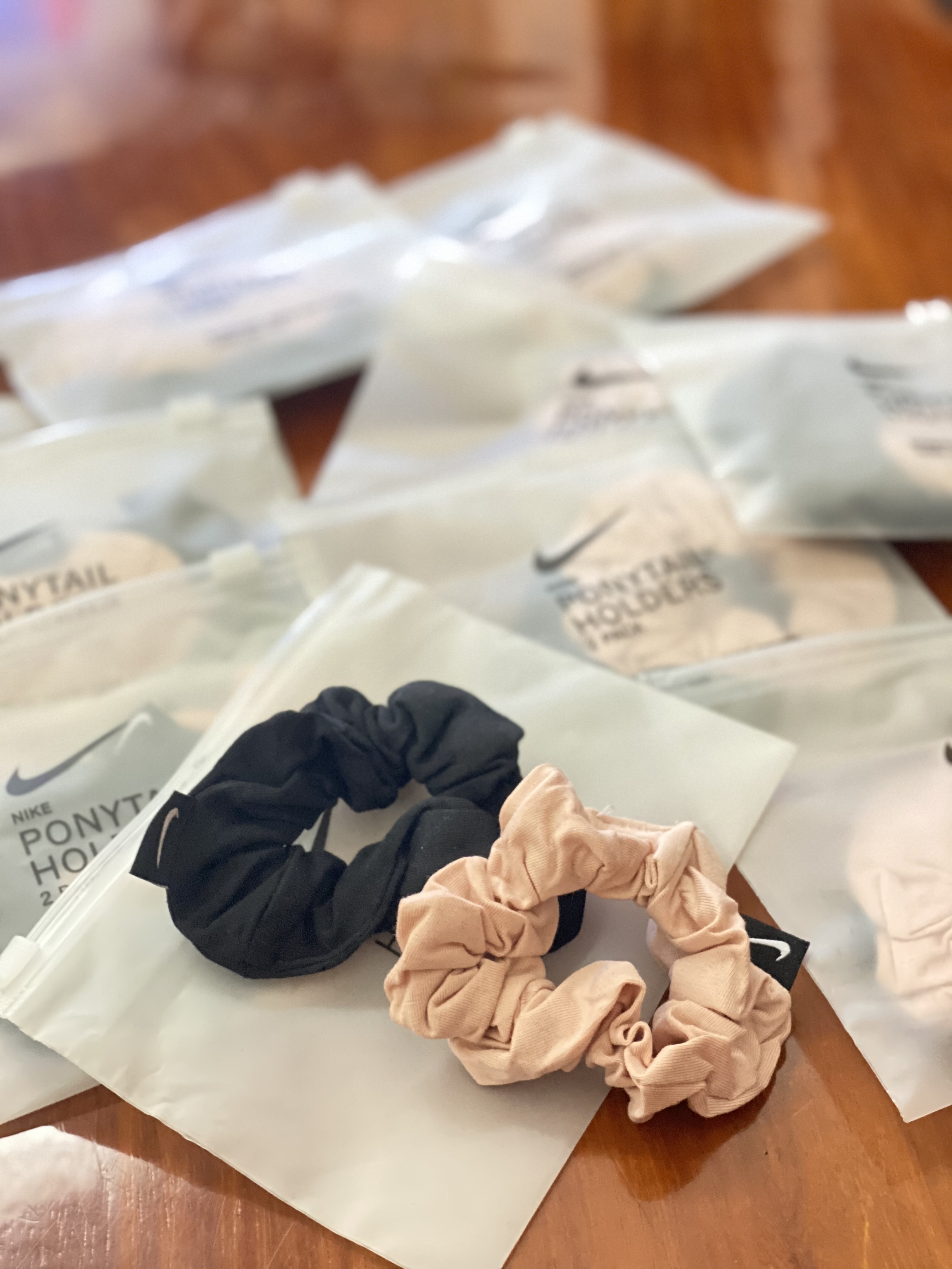 Set cột tóc chính hãng Nike gồm 2 cái 2 màu