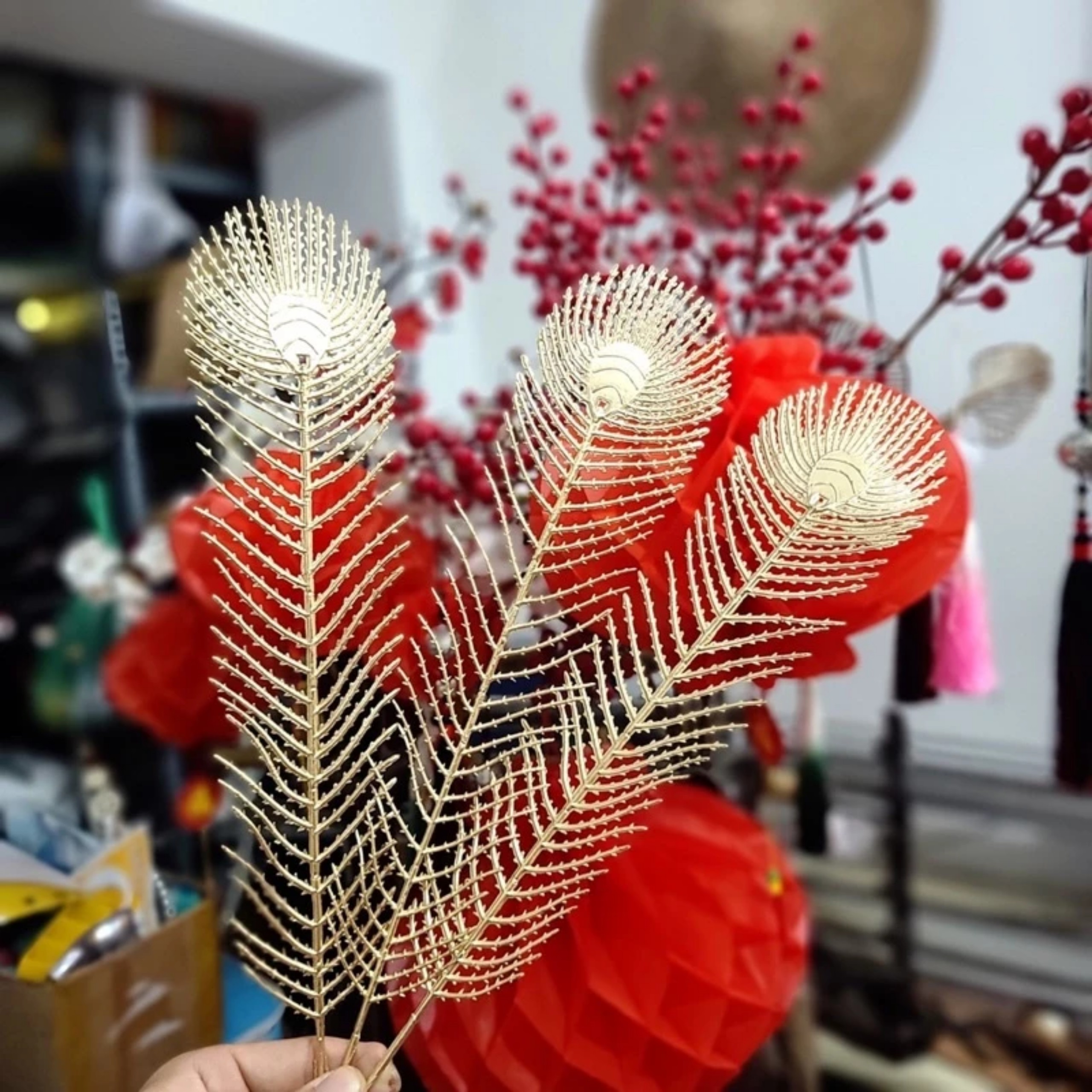 Cành đuôi công, nhánh đuôi công nhũ vàng trang trí Tết, tháp quà, đuôi công