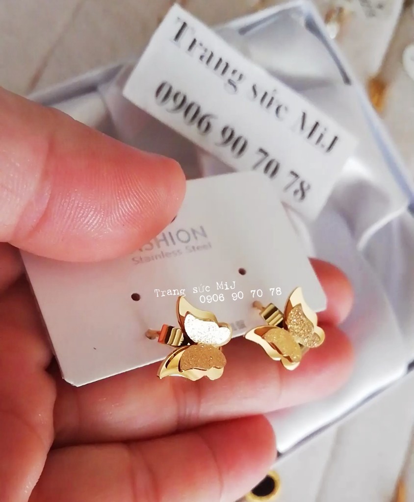 Khoen tai titan mặt bướm mạ vàng