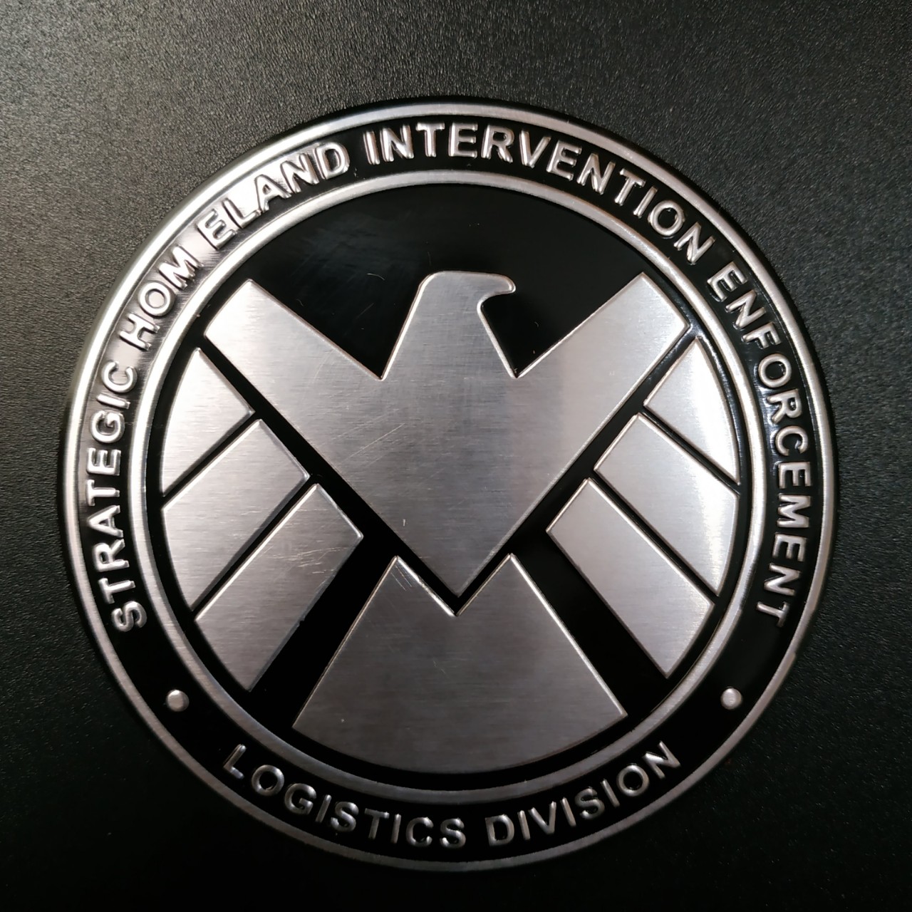 Tem nhôm dán xe SHIELD tròn 7.5cm nền đen đại bàng trắng