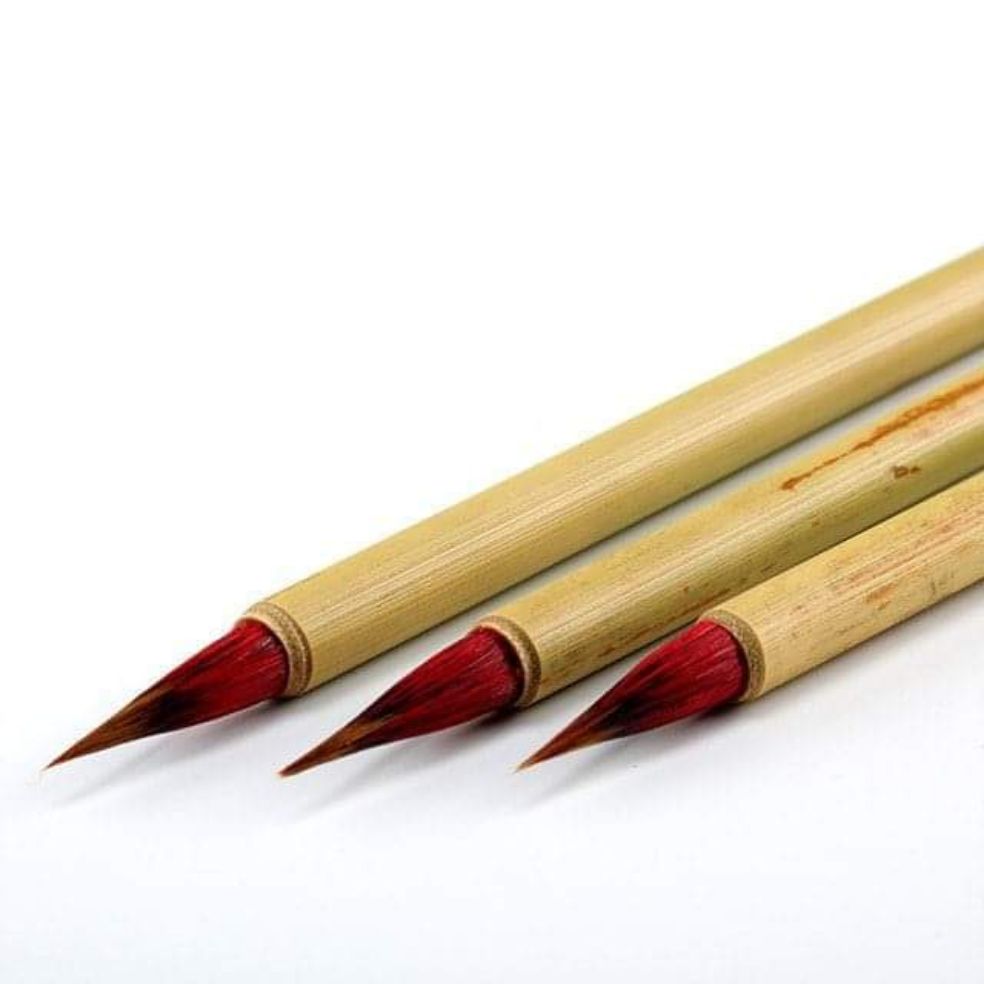 bút lông Danh phẩm: tiểu hồng mao- Cán bút: cán tre. Lông bút: lông đuôi chim
